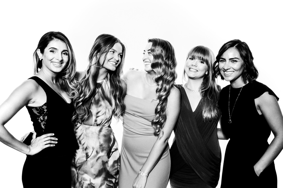 Retrato grupal en blanco y negro invitados