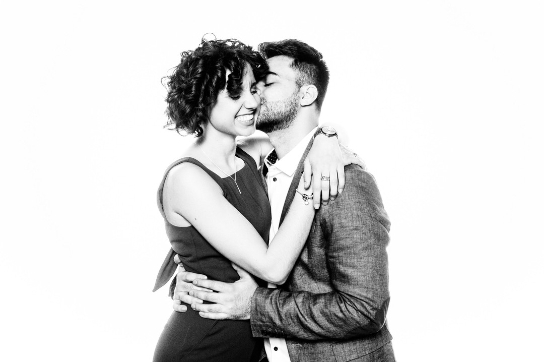 Retrato en blanco y negro abrazo amigos